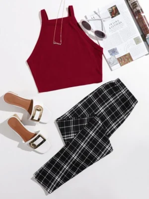 Conjunto top halter corto unicolor con leggings de cuadros
